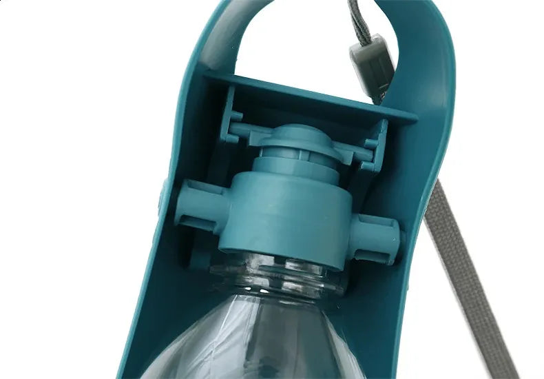 Hydration Unterwegs: Die Portable Hunde-Trinkflasche mit Futterspender!