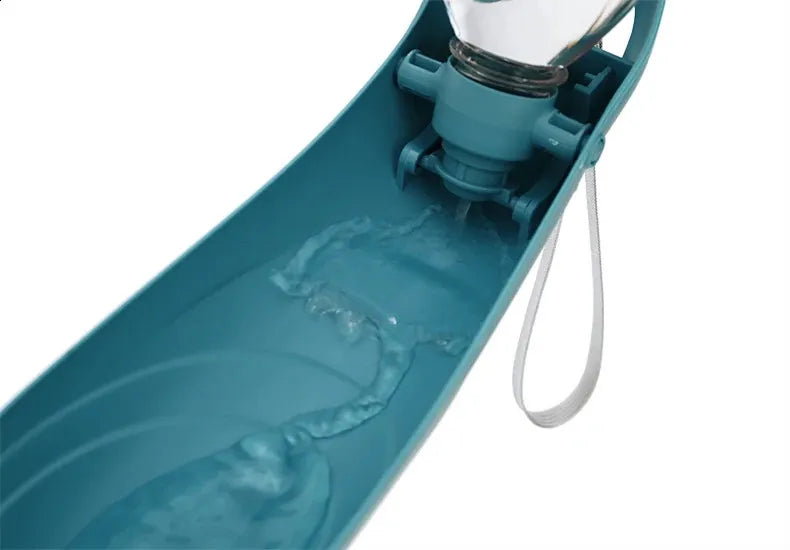 Hydration Unterwegs: Die Portable Hunde-Trinkflasche mit Futterspender!