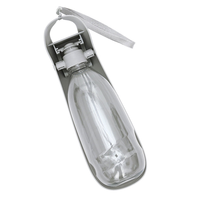 Hydration Unterwegs: Die Portable Hunde-Trinkflasche mit Futterspender!