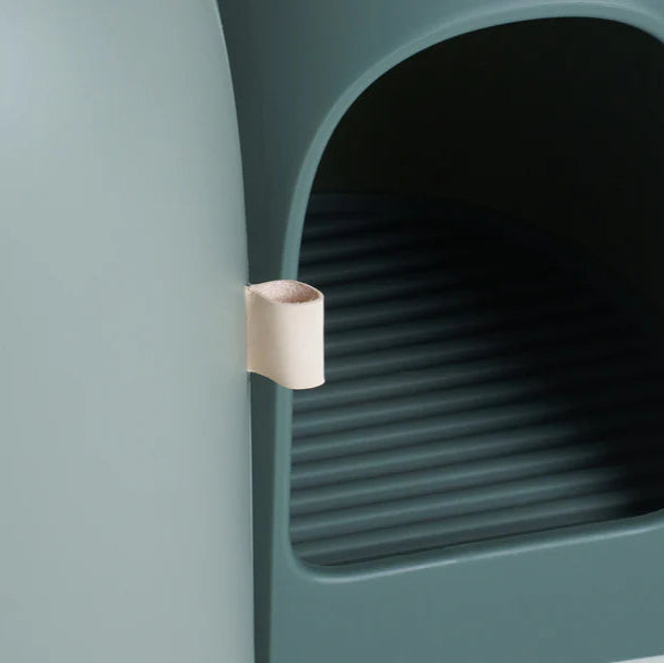Geschlossene grosse Katzentoilette mit Geruchskontrolle
