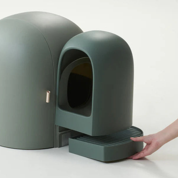 Geschlossene grosse Katzentoilette mit Geruchskontrolle