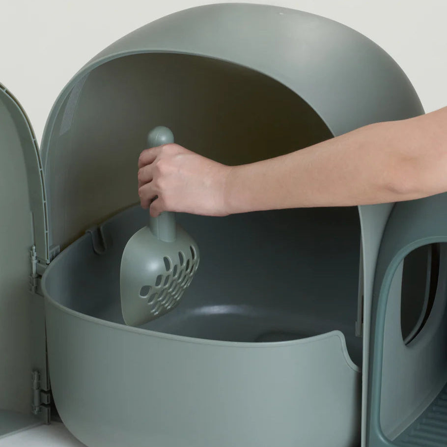 Geschlossene grosse Katzentoilette mit Geruchskontrolle