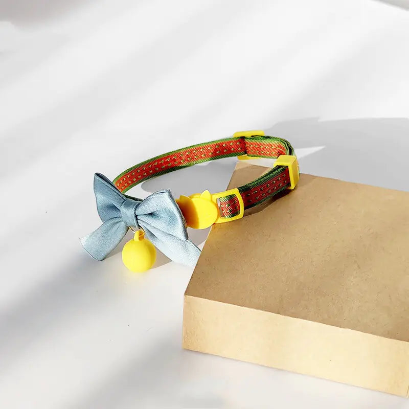 Niedliche Katzen-Fliege mit Glöckchen