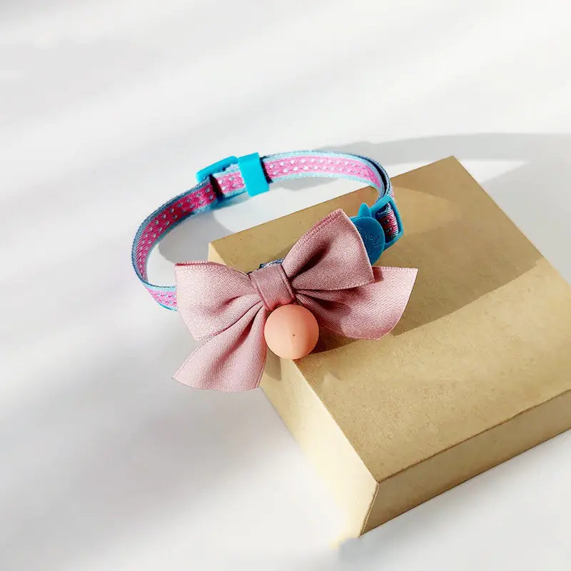 Niedliche Katzen-Fliege mit Glöckchen