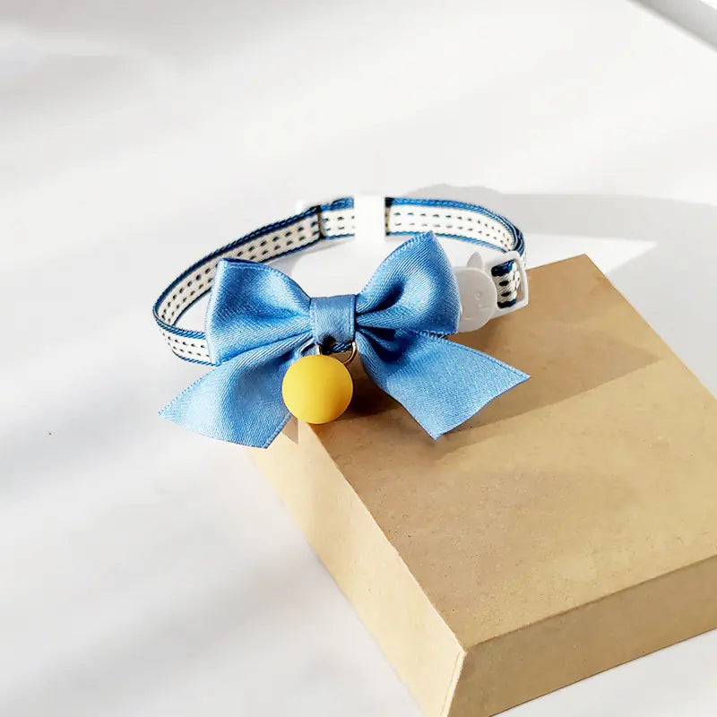 Niedliche Katzen-Fliege mit Glöckchen